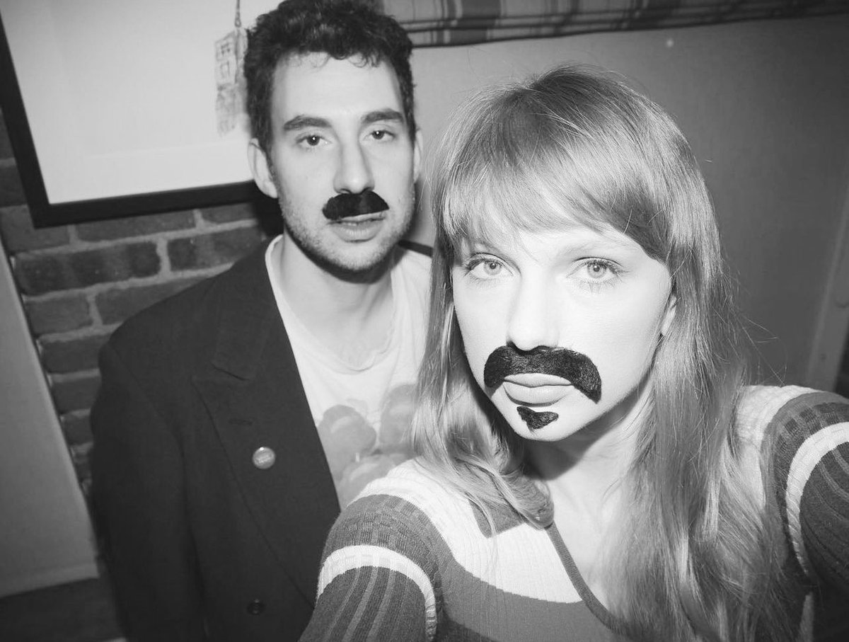 SwiftChile's tweet photo. 📸Taylor junto a Jack Antonoff!
#MidnightsTaylorSwift #TSmidnightTS # https://t.co/ekt3mH42uo