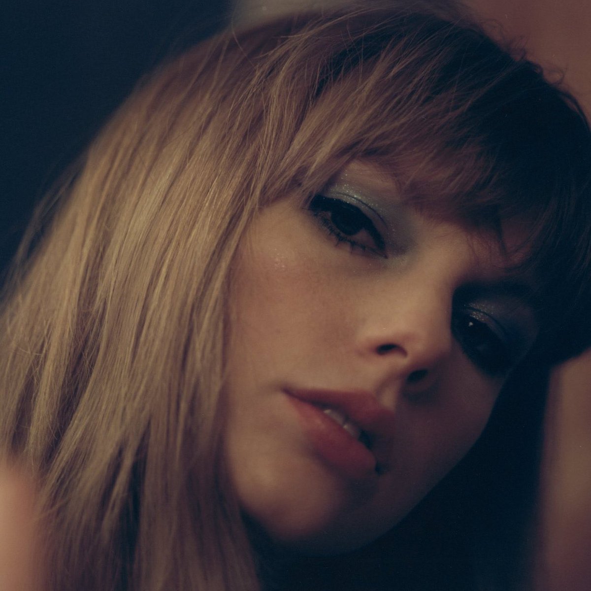 SwiftChile's tweet photo. 📸Nuevas fotos de Taylor para Midnights! #TaylorSwift #TSmidnighTS #MidnightsTaylorSwift https://t.co/slwXfr0n8J