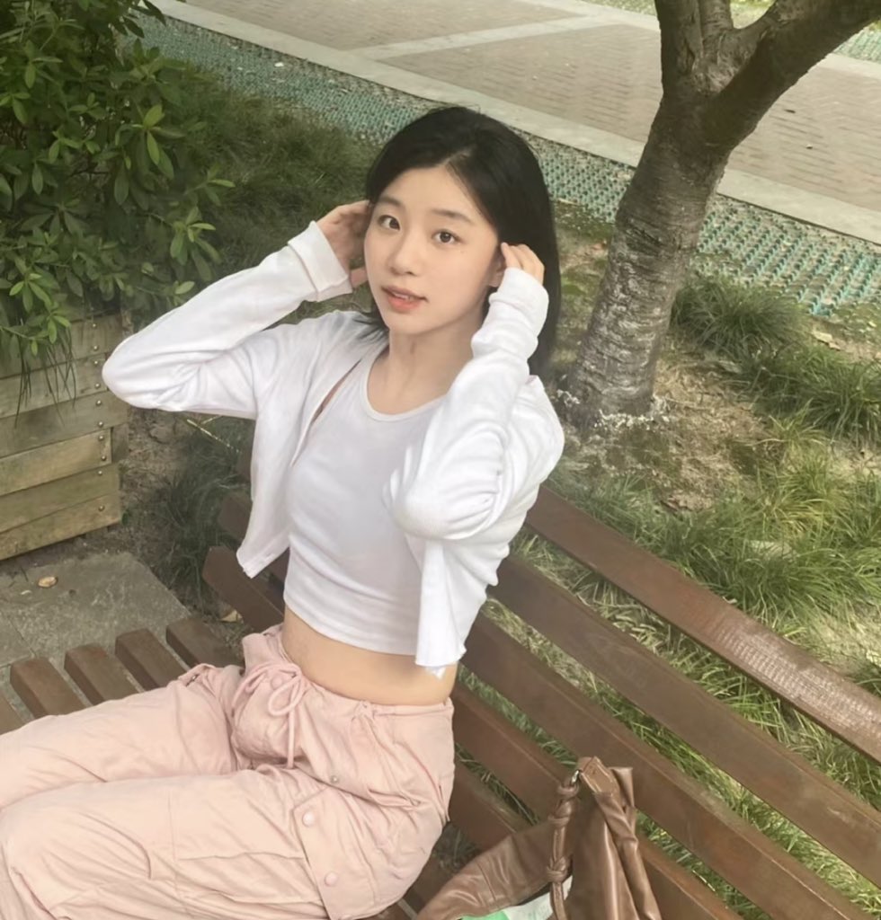 ajanvg's tweet photo. 在校女学生当小网红博主被富二代看上，花了几万块就背着男朋友当富二代的母狗，被富二代玩弄到沦为肉便器，会被多人使用 https://t.co/wKBXhmwWmu