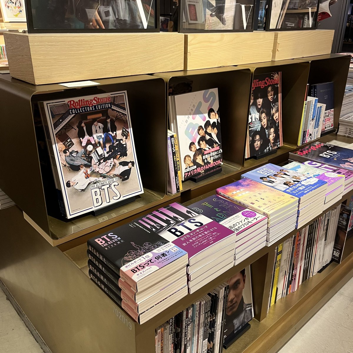 VOGUE KOREA 2022年10月号発刊記念 POP UP開催中です。 BTSメンバー、V