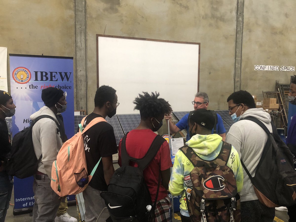 samdavis510's tweet photo. Amazing event today at Cypress Mandela organized by the inimitable Emiliano Sanchez, giving our students the opportunity to learn about skilled trades and imagine themselves into their futures, and all the great careers in construction, architecture and engineering. @VoteYesOnH https://t.co/5TBLJhDcPT