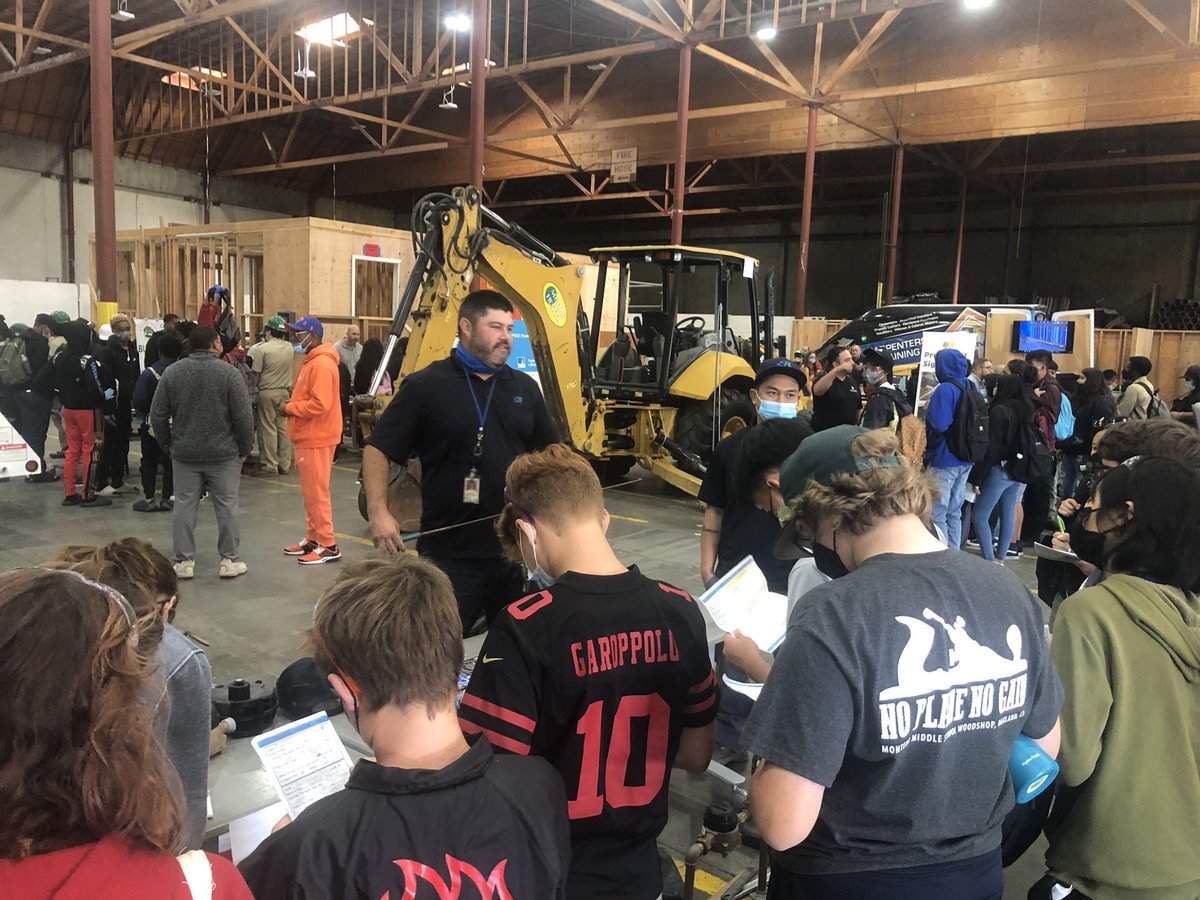 samdavis510's tweet photo. Amazing event today at Cypress Mandela organized by the inimitable Emiliano Sanchez, giving our students the opportunity to learn about skilled trades and imagine themselves into their futures, and all the great careers in construction, architecture and engineering. @VoteYesOnH https://t.co/5TBLJhDcPT