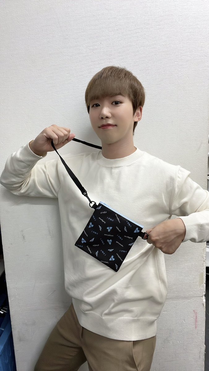 FAVE1_official's tweet photo. 【☝🏻💓】

FAVE1 JAPAN OFFICIAL FANCLUB
入会特典はサコッシュです😌
イベント時に大活躍するのではないでしょうか🥹⁉️

#Rockhyeon 君もよく似合ってます👏🌈

入会方法👇
https://t.co/D9EqcwdEQx

#FAVE1 #페이브원
#1Chu https://t.co/gI3BtZoaOM