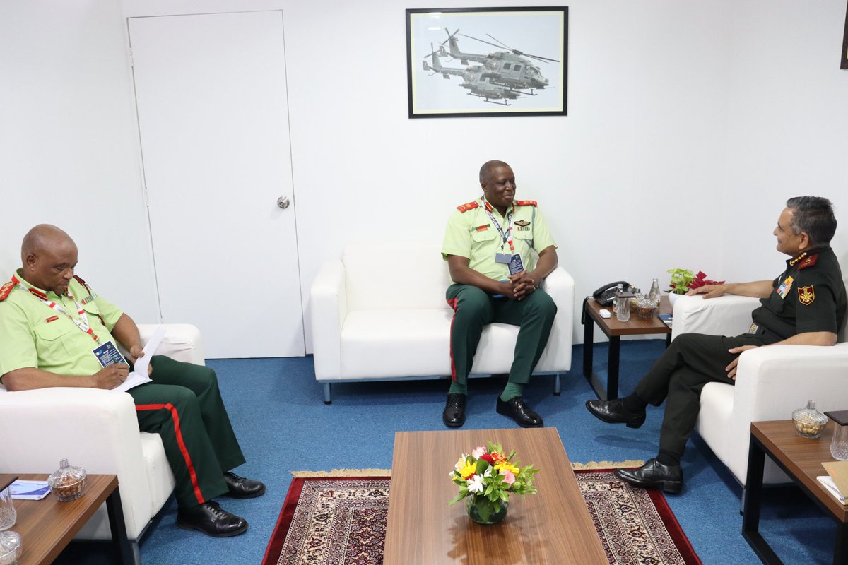 PRODefPune's tweet image. Lt Gen Placid Diratsagae Segokgo, Commander of the #Botswana Defence Force called on #CDS General Anil Chauhan to discuss areas of mutual interest &amp;amp; avenues for defence cooperation #DefExpo2022. #PathToPride