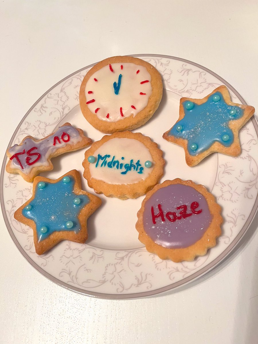 lisasdaylight's tweet photo. Happy Release day of #TSMidnightsTS @taylorswift13 @taylornation13 https://t.co/4Yt2UrGwgA