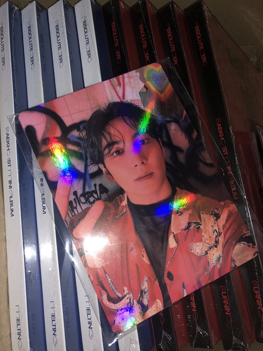 areumwarehouse's tweet photo. received absolute zero’s albums and lightstick today, but where is the poster? I get the pob but not poster? currently waiting their reply

btw deluxe version is so big! look at the last picture, and it’s also heavy! regarding poster i will update about it later ~

#areumupdate https://t.co/p51PnXWjS1