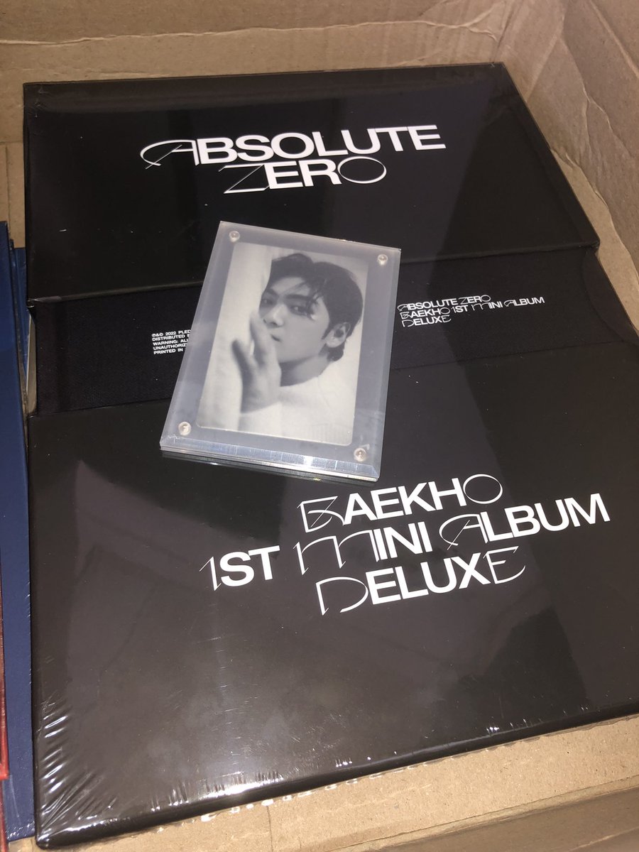 areumwarehouse's tweet photo. received absolute zero’s albums and lightstick today, but where is the poster? I get the pob but not poster? currently waiting their reply

btw deluxe version is so big! look at the last picture, and it’s also heavy! regarding poster i will update about it later ~

#areumupdate https://t.co/p51PnXWjS1