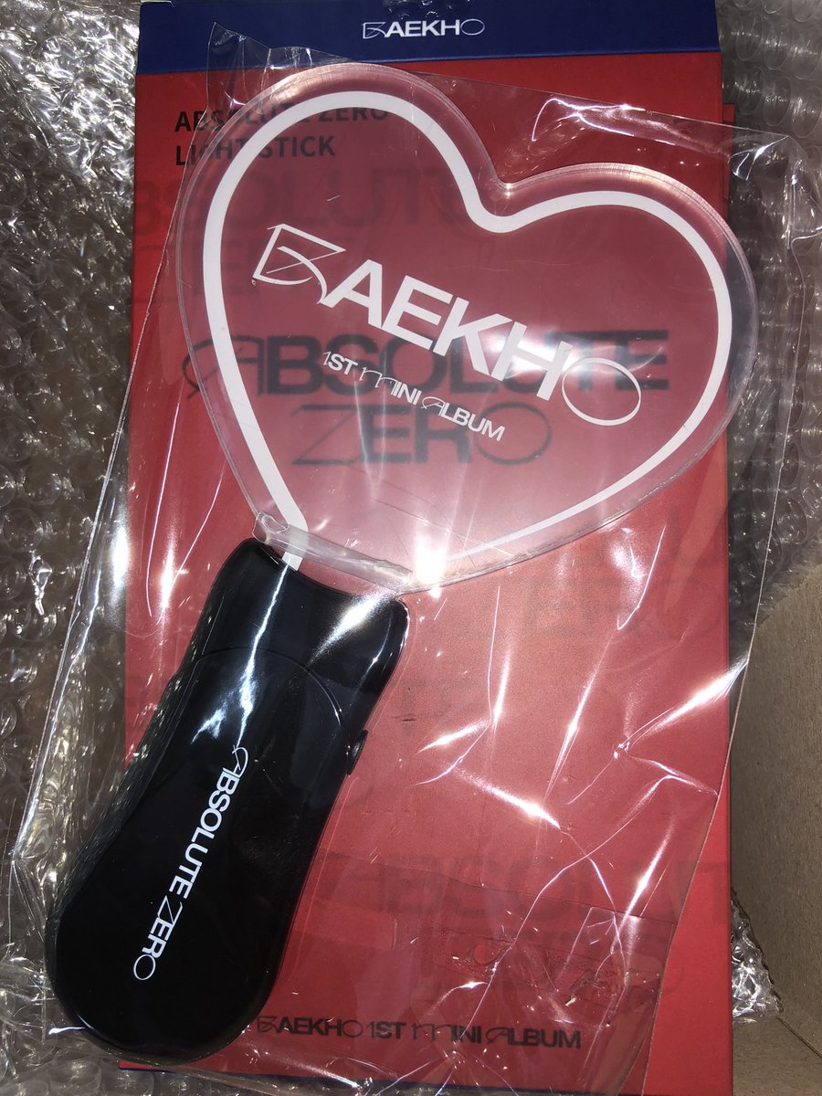 areumwarehouse's tweet photo. received absolute zero’s albums and lightstick today, but where is the poster? I get the pob but not poster? currently waiting their reply

btw deluxe version is so big! look at the last picture, and it’s also heavy! regarding poster i will update about it later ~

#areumupdate https://t.co/p51PnXWjS1