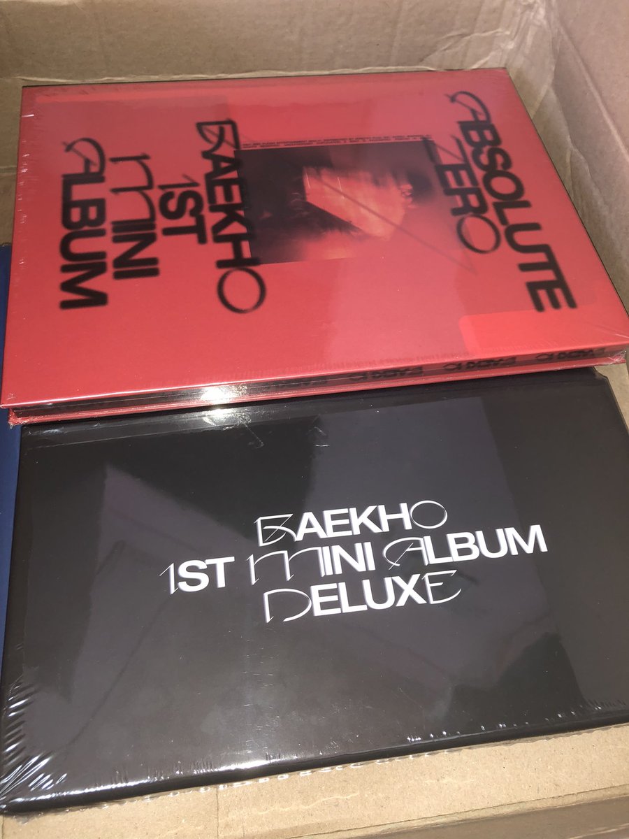 areumwarehouse's tweet photo. received absolute zero’s albums and lightstick today, but where is the poster? I get the pob but not poster? currently waiting their reply

btw deluxe version is so big! look at the last picture, and it’s also heavy! regarding poster i will update about it later ~

#areumupdate https://t.co/p51PnXWjS1