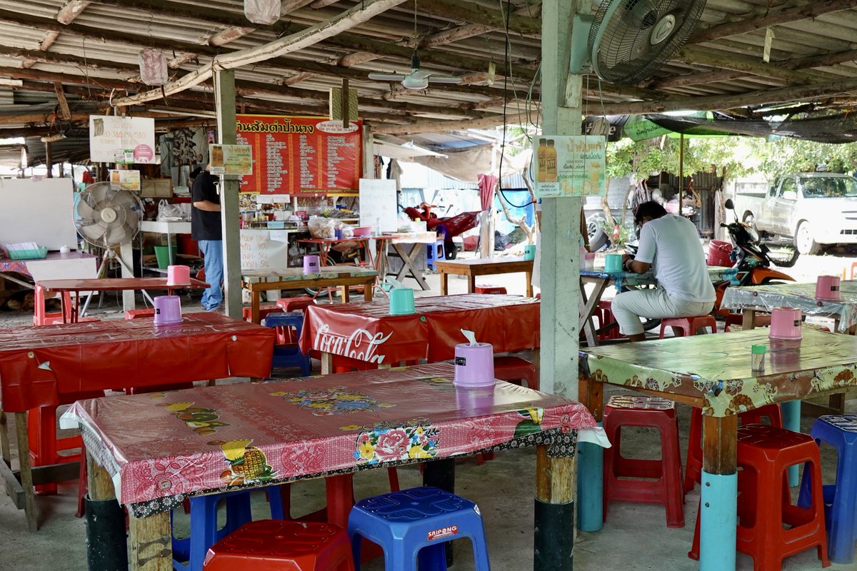 M_BeyondTH's tweet photo. 🌴บรรยากาศร้านเป็นแบบสบายๆ เป็นร้านในรั้วบ้าน ไม่ได้ตกแต่งมากมาย 🏡 แต่สิ่งที่ดึงดูดลูกค้าให้แวะเวียนมาตลอด นั่นคือ รสชาติอาหารที่อร่อยถูกปากนั่นเอง ขายดีตลอด 🌤️  อาหารรอไม่นาน รับประกันความอร่อย แถมราคาถูก!
#รีวิวอาหาร #บางแสน #บางแสนของอร่อย #บางแสนกินอะไรดี #อร่อยบอกต่อ https://t.co/bESCJrbTqO