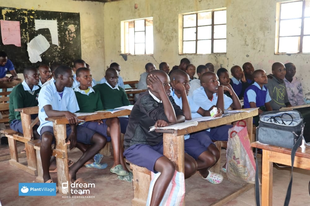 Yesterday during Mashujaa Day celebrations, officers from the @DreamTeamKe led pupils at Kiptorbei Primary School in Bomet County, Kenya, in forming a Climate Change Club which they named 'Songa Mbele Ushindi Climate Change Club' (Let's move together to victory). #CarbonCapture