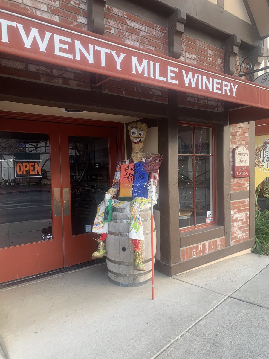 teatraceaolcom's tweet photo. Scarecrows in Solvang  #scarecrow  #syvscarecrow  #solvang #solvangchamber  #visitsyv https://t.co/HCgqKMCYxz