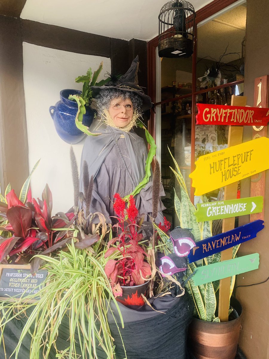 teatraceaolcom's tweet photo. Scarecrows in Solvang  #scarecrow  #syvscarecrow  #solvang #solvangchamber  #visitsyv https://t.co/HCgqKMCYxz