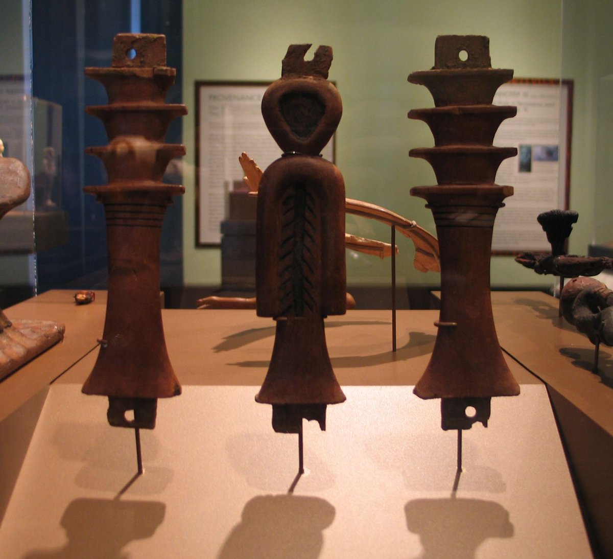 SunjayJK's tweet image. #AncientEgypt:
#Furniture Attachments in Form of Tyet-Amulet n Djed-Pillars.

#Tyet was connected w/ Goddess Isis; resembles a knot of cloth, which may've originally been a bandage used to absorb menstrual blood.

#Djed represented stability, the spine of creator God Ptah~Osiris.