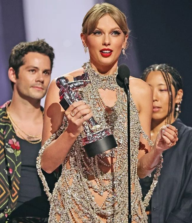 i don’t dress for women,i don’t dress for men,lately i been dressing for revenge. 

#MidnightsTaylorSwift #Midnights