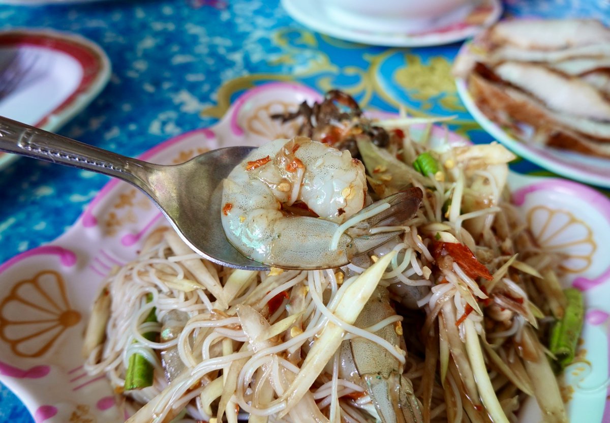 M_BeyondTH's tweet photo. 🥗ส้มตำรสเด็ดรสนัว ปลาร้าหอมๆ ยำวุ้นเส้น คอหมูย่างฉ่ำๆ ไก่ย่างหอมควัน เนื้อนุ่ม ข้าวเหนียวจุกๆ เมนูเด็ดที่เราแนะนำให้สั่งคือ ต้มแซ่บหมูสับใส่ไข่ เค็มเปรี้ยวกำลังดี น้ำซุปแซ่บสมชื่อ เป็นเมนูที่หลายคนติดใจเพียบ จนต้องกลับไปซ้ำ 👍🏻
#อาหารอีสานสุดแซ่บ #ตำปลาร้า #ส้มตำหลังมอ #ส้มตำมอบู https://t.co/BFubgzh5Ar