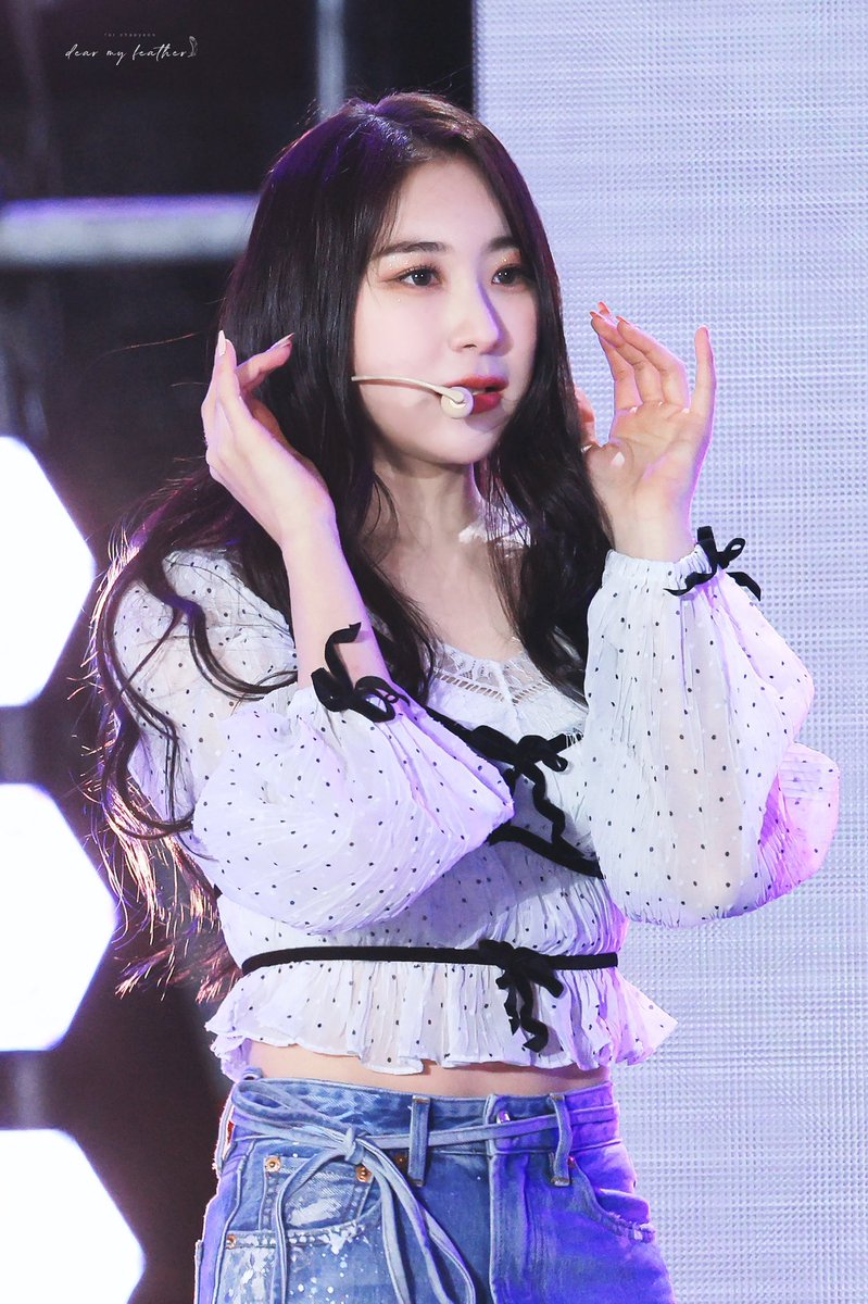 chaenpics's tweet photo. 221018 © dear my feather
#이채연 #LEECHAEYEON https://t.co/TsclcAJfnU