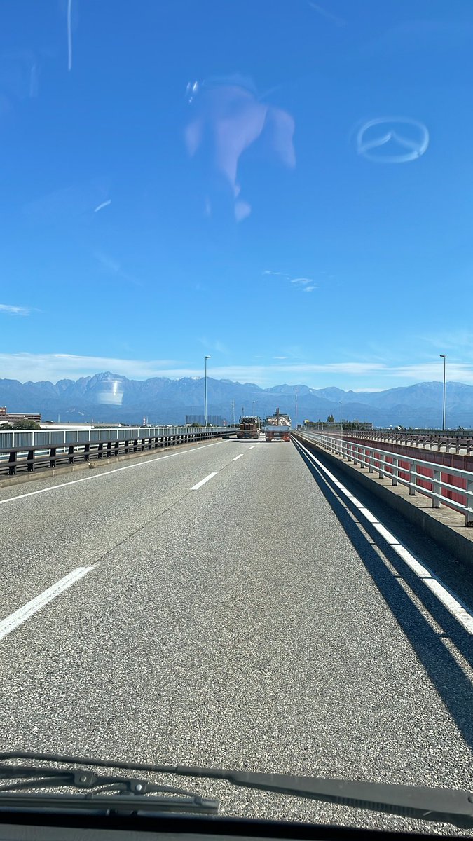 射水市の現場、来週で何とかなりそうでホッとしてます。今から次の現場へ。
それにしても良い天気ですね。立山連峰がクッキリ見えます🗻もうすぐ雪化粧した山々が見れそうで楽しみっす #稜線　#立山連峰
