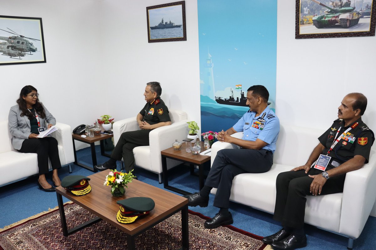 SpokespersonMoD's tweet image. Ms Mariya Ahmed Didi, Defence Minister of #Maldives met #CDS General Anil Chauhan &amp;amp; reaffirmed India’s Status as the first responder. Common concerns &amp;amp; challenges as also avenues for strengthening the bilateral relationship were discussed #DefExpo2022 @HCIMaldives #PathToPride