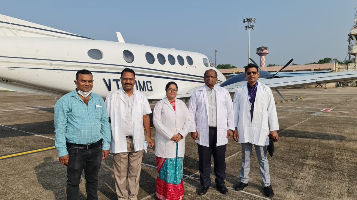 CMO_Odisha's tweet photo. ମୁଖ୍ୟମନ୍ତ୍ରୀ ବାୟୁ ସ୍ୱାସ୍ଥ୍ୟସେବା ଯୋଜନାରେ ଉପାନ୍ତ ଅଞ୍ଚଳରେ ସୁପରସ୍ପେଶାଲିଟି ଚିକିତ୍ସା ସେବା ଯୋଗାଇବା ପାଇଁ ବିଶେଷଜ୍ଞ ଡାକ୍ତରୀ ଦଳ #ନବରଙ୍ଗପୁର ଜିଲ୍ଲା ଗସ୍ତ କରିଛନ୍ତି। ଜିଲ୍ଲା ମୁଖ୍ୟ ଚିକିତ୍ସାଳୟରେ ଆୟୋଜିତ ସ୍ୱତନ୍ତ୍ର ଶିବିରରେ ଲୋକମାନେ ବହୁ ଜଟିଳ ରୋଗର ଉତ୍ତମ ଚିକିତ୍ସା ସୁବିଧା ପାଇ ଉପକୃତ ହେଉଛନ୍ତି। #SusthaOdisha https://t.co/ldYoEzCE46