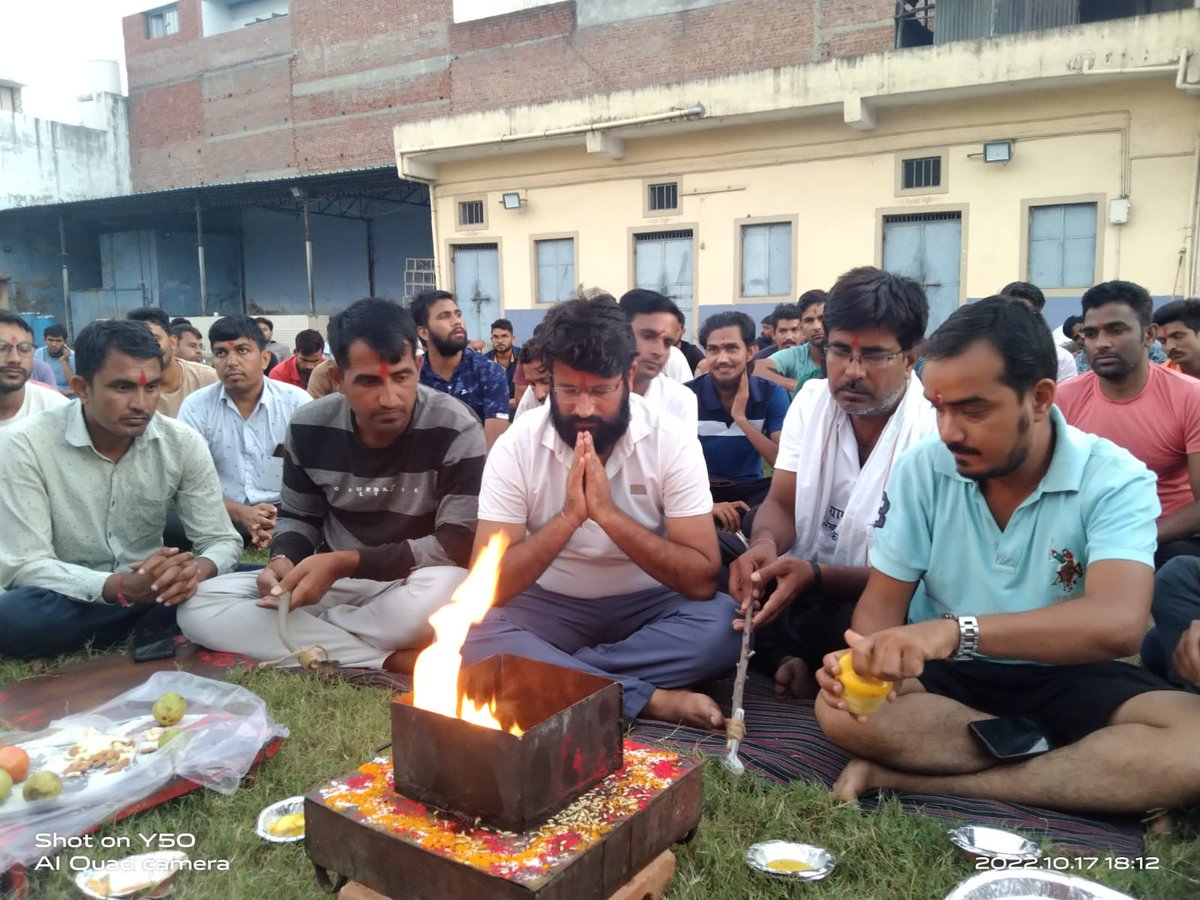 yadvendrrathore's tweet photo. जब तक युवा बेरोजगारों की बजट घोषणा, आंदोलन के वादे व लिखित समझौते की मांगें पूरी नहीं हो जाती तब तक संघर्ष करते रहने का ऐलान।

@TheUpenYadav बोले"लड़ेंगे और जीतेंगे''
#राजस्थानी_बेरोजगार_गुजरात_में

@RajCMO @ashokgehlot51 @INCIndia @RahulGandhi @INCGujarat @ComputerShikshk https://t.co/2Gd9jKLtn3