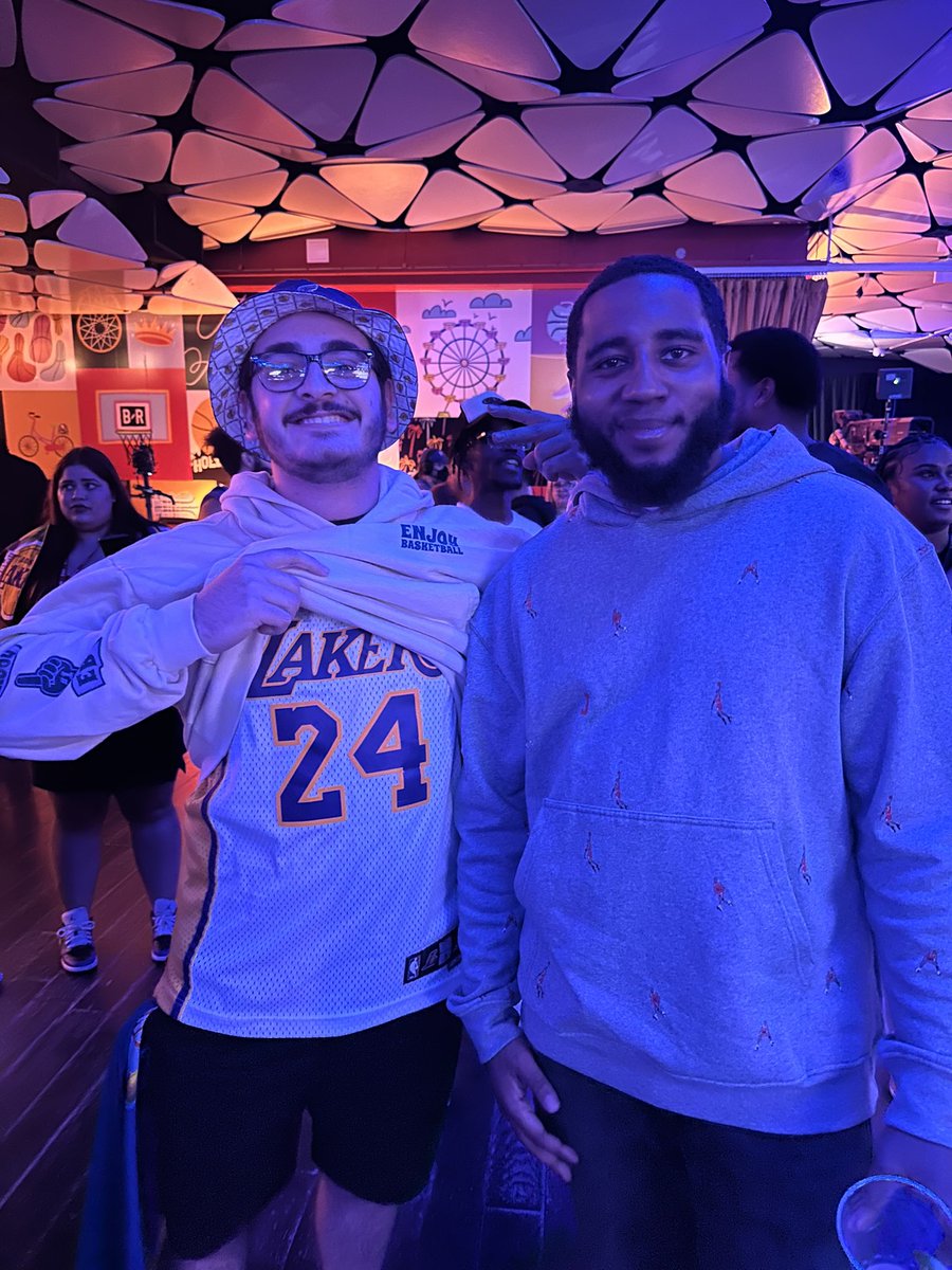 eraf24k's tweet photo. Met some people who got me through some tough times. God I @EnjoyBBall https://t.co/hSLguMO7fM