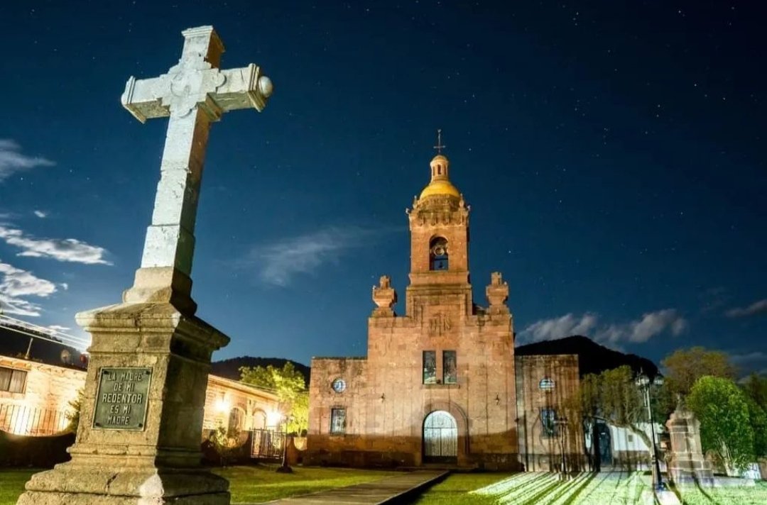 #BuenasNoches desde #Cerocahui, #Chihuahua, que destaca por su Iglesia de San Francisco Xavier, de la época virreinal. El lugar también es ideal para admirar aves, cabalgar o dar extensas caminatas.✨🌙 @ahchihuahua #SECTUR #Chihuahuainfinito #ahchihuahua #TurismoReligioso