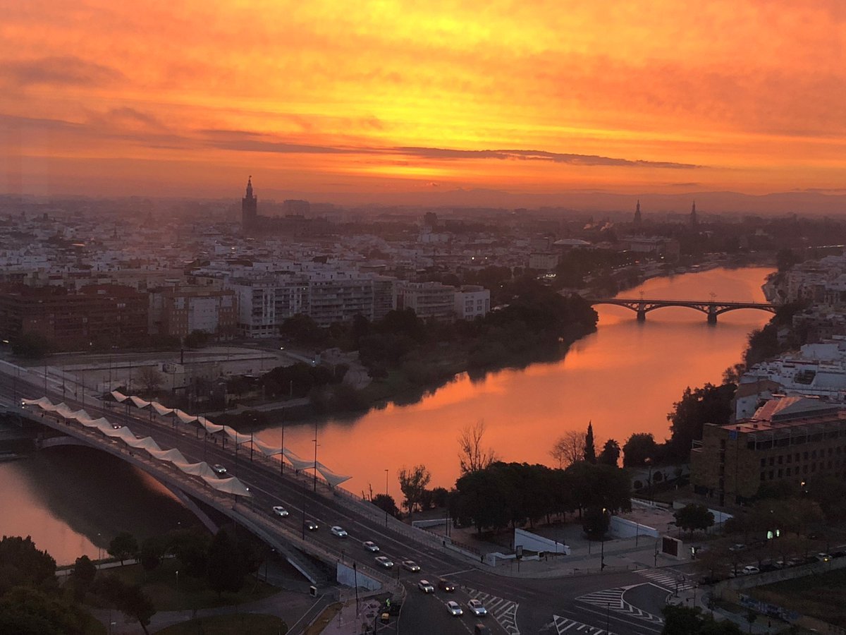 Amanece un nuevo día en Sevilla. #FelizViernes. 📸: @SevillaTorre