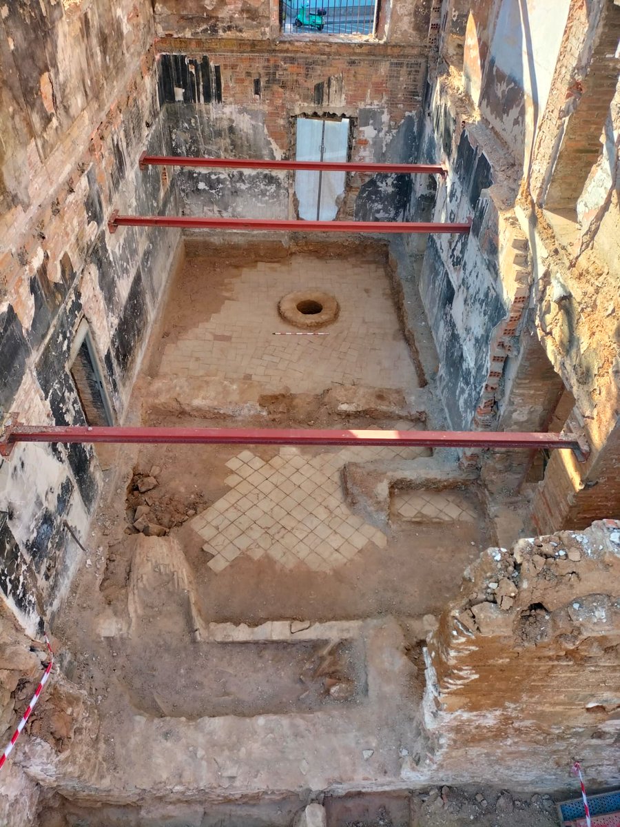 Arqueolegs_Cat's tweet photo. El seguiment i control arqueològic de les obres a la Masia #CanValent de #NouBarris a #Barcelona ha permès documentar un pou, diversos passadissos i soterranis que servien com a fresquera, cups de vi, estances i materials ceràmics vinculats als segles XVI, XVII, XVIII i XIX. https://t.co/PGSDx51Fh7