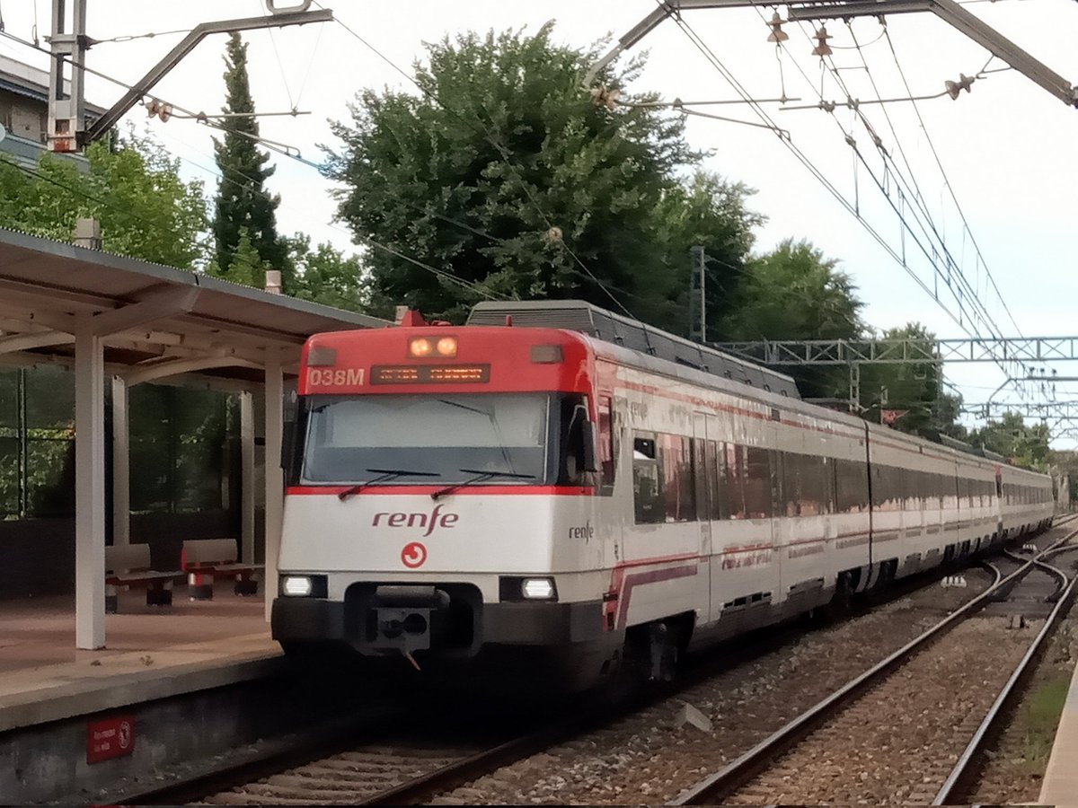 CercaniasMadrid's tweet photo. Buenos días. 
¿Todavía no has probado nuestro sistema de avisos personalizados? Suscríbete en 
@CercaniasAvisos y recibe información en tiempo real 🕖 sobre el estado de la circulación de los trenes de Cercanías. 
#Felizfindesemana

(Gracias por la fotografía @danigm_1999) https://t.co/4GXdPhxcnp