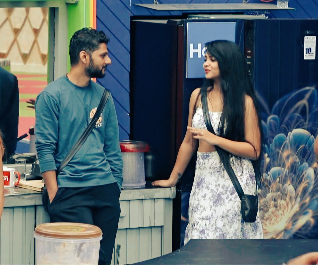 Lords_007's tweet photo. OMG 🥰🥰🥰😍😍😍
Y'day live footages full nodidini two different personalities eega obrige obru artha madkoltidare.
Ee promo nodi my ❤️ fast agi badkolke start aytu 🤗🤗🤗
Raki 😍 Ammu 🥰
#RakeshAdiga #AmulyaGowda
#RaLya 😅❤️
#BBK9 #BiggBossKannada https://t.co/ntqhwisWYd