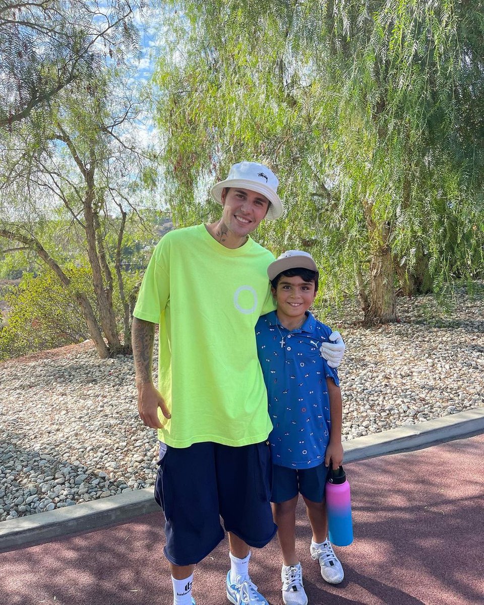 jbitaliancrew's tweet photo. Foto di Justin Bieber e un fan oggi a Los Angeles, California! 🌴💚

"Matthew ha incontrato uno dei suoi cantanti preferiti mentre giocava a golf, Justin è stato così gentile e gli ha anche detto alcune parole e consigli molto incoraggianti!.” 🥹 https://t.co/yc17yh8T9m