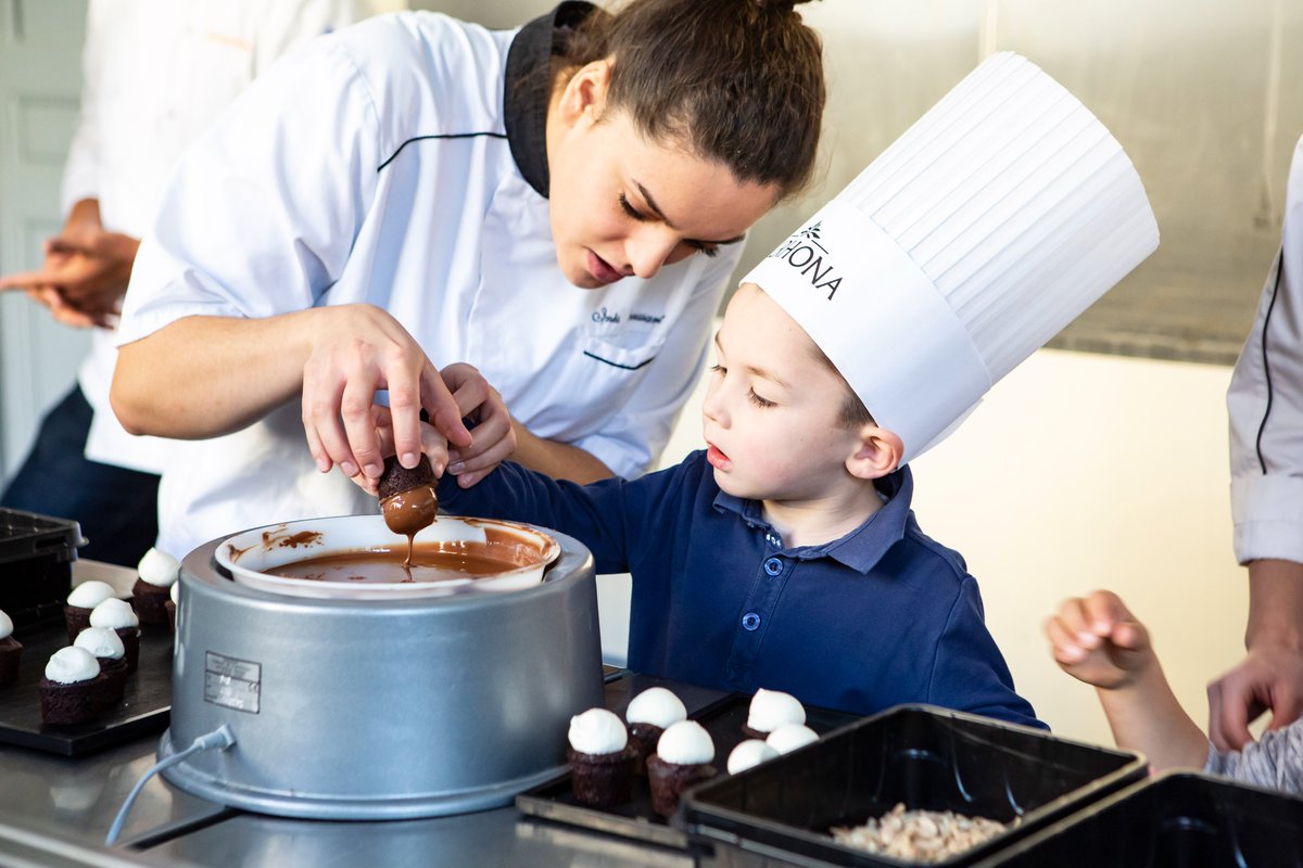 CFontainebleau's tweet photo. 𝗟'𝗘𝗠𝗣𝗜𝗥𝗘 𝗗𝗨 𝗖𝗛𝗢𝗖𝗢𝗟𝗔𝗧 Du 11 au 13 novembre, venez déguster du chocolat au Salon Impérial Chocolat de Fontainebleau. L'occasion rêvée de rencontrer des pâtissiers de renom tels que Frédéric Cassel ou @Mercotte.

Informations : https://t.co/CiyhN6A3Du https://t.co/uZB3avjqh0