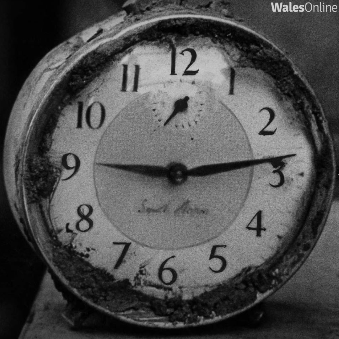 merthyrexpress's tweet photo. This clock stopped ticking at 9.13 on the morning of October 21, 1966... That morning, a waste tip from a colliery slid down a mountainside. It engulfed Pantglas Junior School and 19 houses, killing 144 people. 116 of them were children. 56 years on, we will remember Aberfan ❤️ https://t.co/XZgkYyW0nq