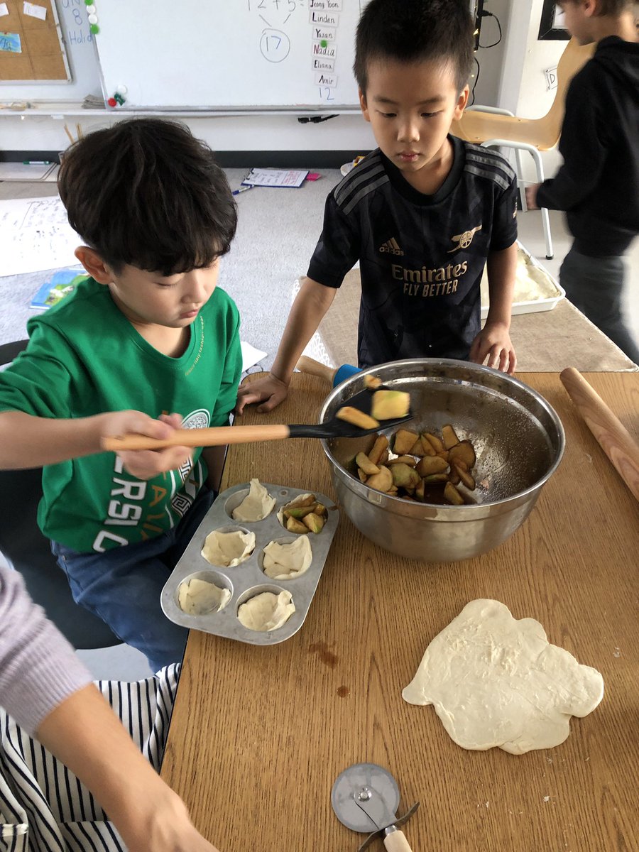 BrianJKasper's tweet image. After a trip to the orchard G1 chefs cook up some treats. #tashschool @DohaDerek @billkralovec #baking #playbasedlearning