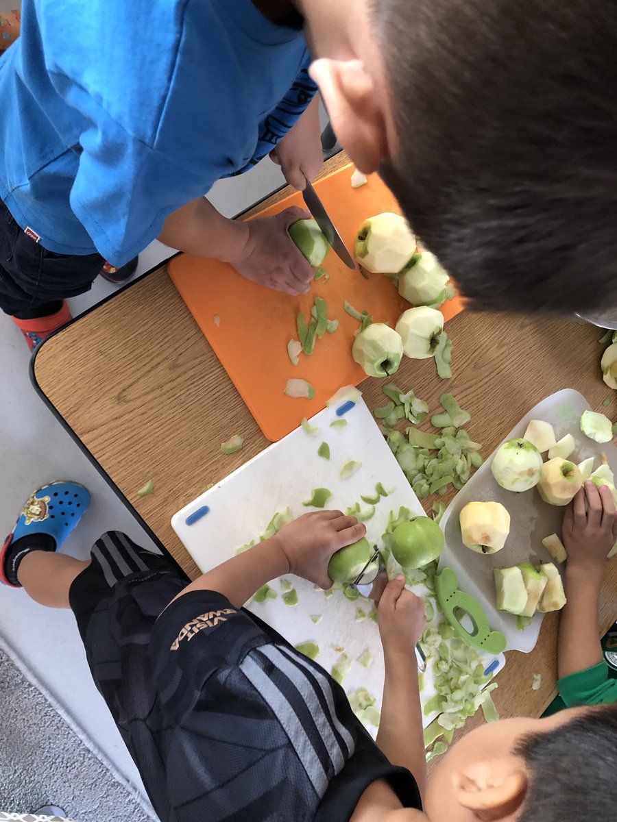 BrianJKasper's tweet image. After a trip to the orchard G1 chefs cook up some treats. #tashschool @DohaDerek @billkralovec #baking #playbasedlearning