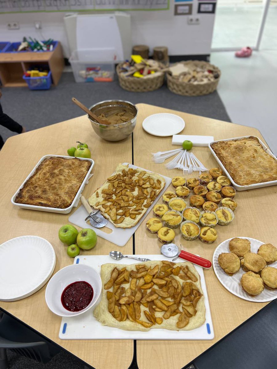 After a trip to the orchard G1 chefs cook up some treats. #tashschool <a href="/DohaDerek/">Derek Nelson</a> <a href="/billkralovec/">Bill Kralovec</a> #baking #playbasedlearning