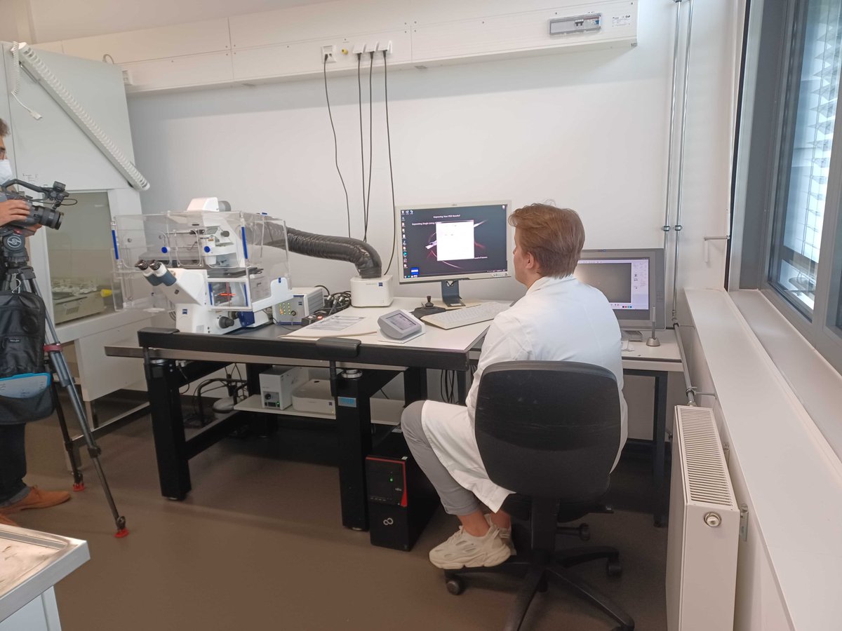 ProteomCenter's tweet photo. Behind the scenes: This week @MaxWulf13 and @RubBritta stood in front of the camera for the video of our method paper about #lasermicrodissection and #massspectrometry published in @JoVEJournal https://t.co/gF675mJx1Z