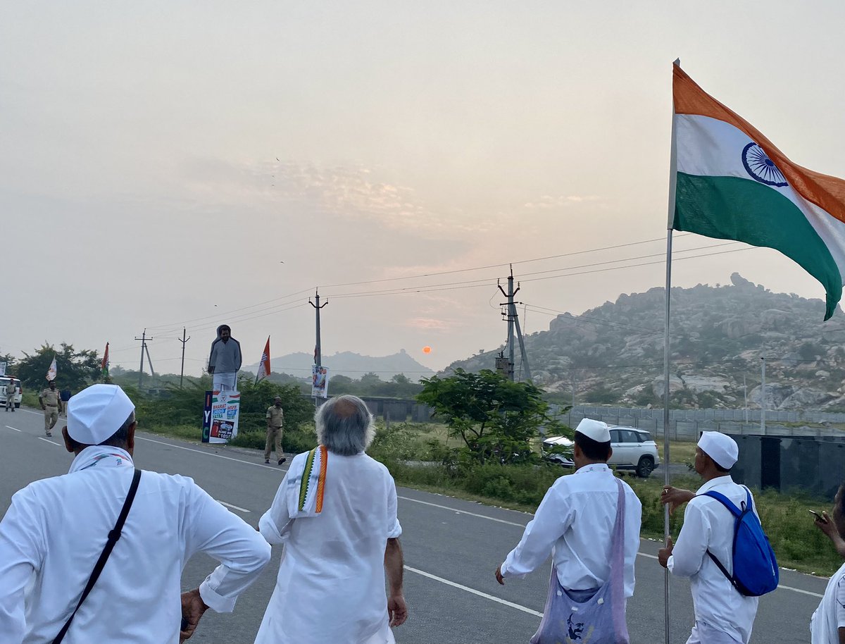 POONAMSINGH_STN's tweet photo. खूबसूरत तस्वीर....

उजाला फैलाने को तैयार "सूर्य"
भारत की शान "तिरंगा"
"भविष्य"..... और उसको निहारता "अनुभव"
#BharatJodoYatra

@RahulGandhi @digvijaya_28 @bharatjodo https://t.co/wKogbJNeiL