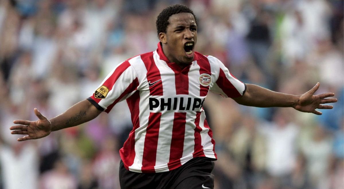 carl0s_1901's tweet photo. Quispe con 21 años - En la Liga 1
Farfan con 19 años  - Metiendo Hack-Trick en la Eredivisie https://t.co/TVYmEavfZk