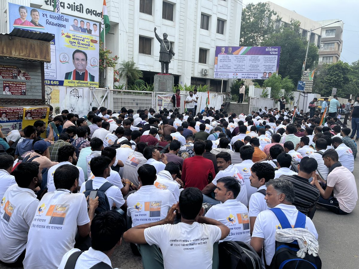 AmarTvMedia's tweet photo. राजस्थान के बेरोजगारों का गुजरात मे संघर्स जारी है @TheUpenYadav https://t.co/XpSEuvNHeu