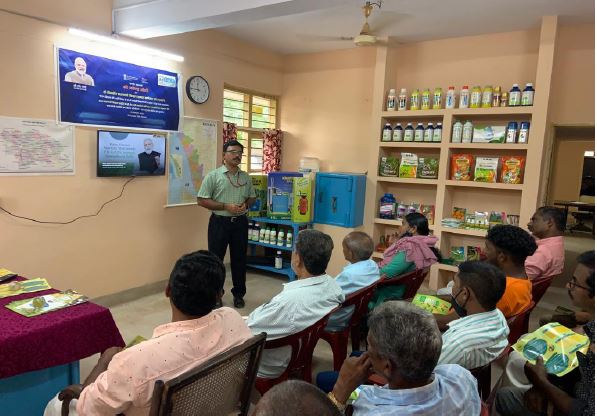 fact_kochi's tweet photo. Hon'ble PM on 17.10.2022 inaugurated 600 PM Kisan Samrudhi Kendras #PMKSK 
FACT participated  Inaugurating 11 PMKSKs in presence of Senior Company Officials, local representatives, and officials from Agriculture Dept and farmers 
@FertMin_India  @mansukhmandviya  @bhagwantkhuba https://t.co/2rAPXegrQw