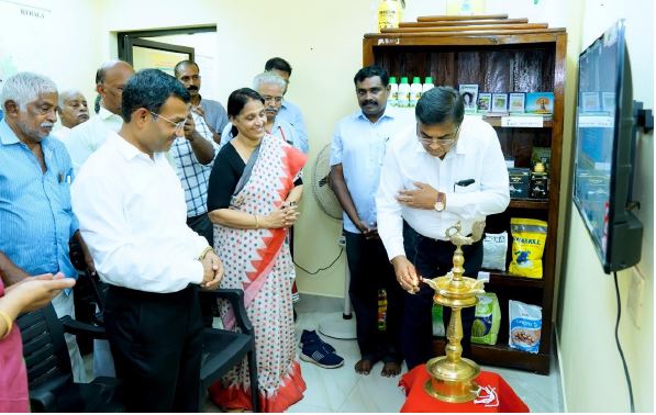 fact_kochi's tweet photo. Hon'ble PM on 17.10.2022 inaugurated 600 PM Kisan Samrudhi Kendras #PMKSK 
FACT participated  Inaugurating 11 PMKSKs in presence of Senior Company Officials, local representatives, and officials from Agriculture Dept and farmers 
@FertMin_India  @mansukhmandviya  @bhagwantkhuba https://t.co/2rAPXegrQw