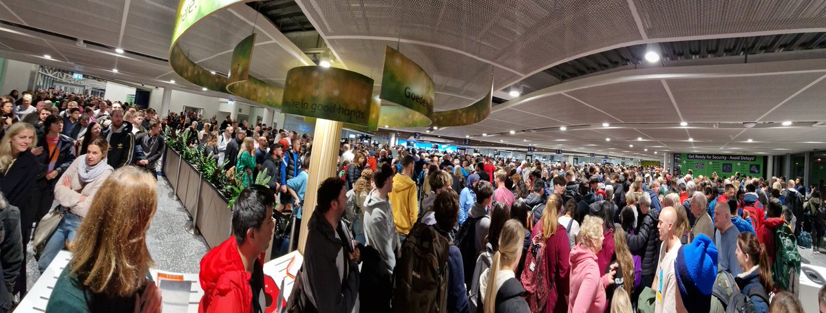 SimonSucksmith's tweet photo. @zubi_kiran @BristolAirport Total joke, this is not safe... https://t.co/2gkK6PNFB6