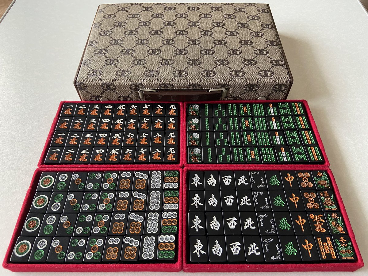 KOEDO417's tweet photo. 物置を片付けてたら懐かしい物を発見！
昔、竹書房主催の麻雀大会で入賞した時の賞品。
久しぶりに打ちたくなった🀄️✨

#ブラック麻雀牌 https://t.co/Bu9KNP42kZ