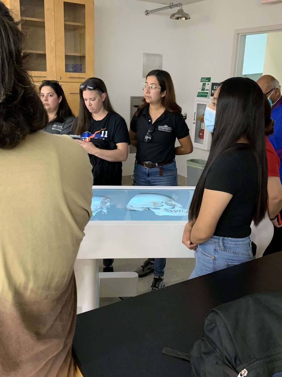csusbcns's tweet photo. Had a blast in our @csusb_biologyโs Anatomy & Physiology Lab w/Dr. Stuart Sumida & his โDigital Dissectionโ @Anatomage technology demonstrationโpart of our #CSUSBHomecoming celebration. #CSUSBNaturalSciences #WeDefineTheFuture #STEM https://t.co/kHnoaTBaki