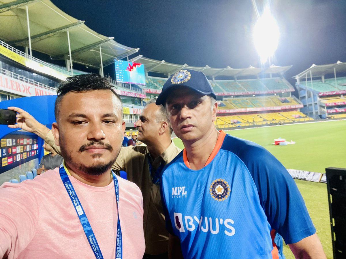AhmedJunned's tweet photo. With Legendary Cricketer Sir Rahul Dravid and currently Head Coach of Indian Cricket Team , Wishing all the best for upcoming T20I world cup to be held at Australia. https://t.co/WhEPHhOMA5