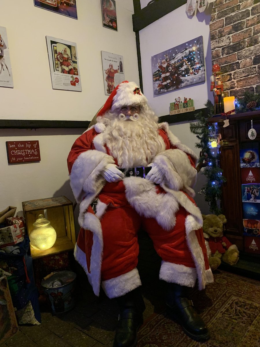 A reminder that Santa is making time in his busy schedule to spend some time with us in the lead up to Christmas.

Santa will be in his grotto every Fri, Sat &amp; Sun between December 3 &amp; 18, and it's guaranteed to snow in our Street of Shops!

Book here: tickettailor.com/events/miltonk…