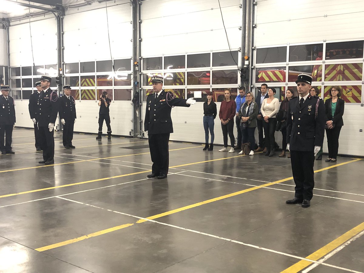 SDMIS69's tweet image. Cérémonie de passation de commandement de la caserne de Villeurbanne-la-Doua, présidée par @ZemKhelifi, pdte @SDMIS69 et le Contrôleur général Emmanuel CLAVAUD, entre le CDT Rémi POMERET et le CNE Anthony FOSSAT, devant de nombreux collègues.