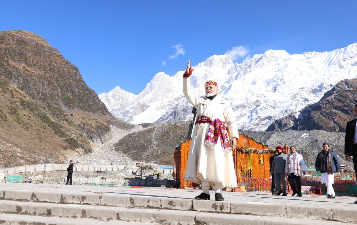 MBajpaiOfficial's tweet photo. हिमाचल का उपहार..चोला डोरा पहन कर माननीय प्रधानमंत्री श्री नरेंद्र मोदी जी पहुंचे केदार के द्वार...अद्भुत है प्रकृति का श्रंगार...ये है दिव्य और भव्य आध्यात्मिक संसार।। @narendramodi @PMOIndia @DrMohanBhagwat @DattaHosabale @KGopalRSS @SunilAmbekarM @NARENDER1970 https://t.co/9JMuDGumH7